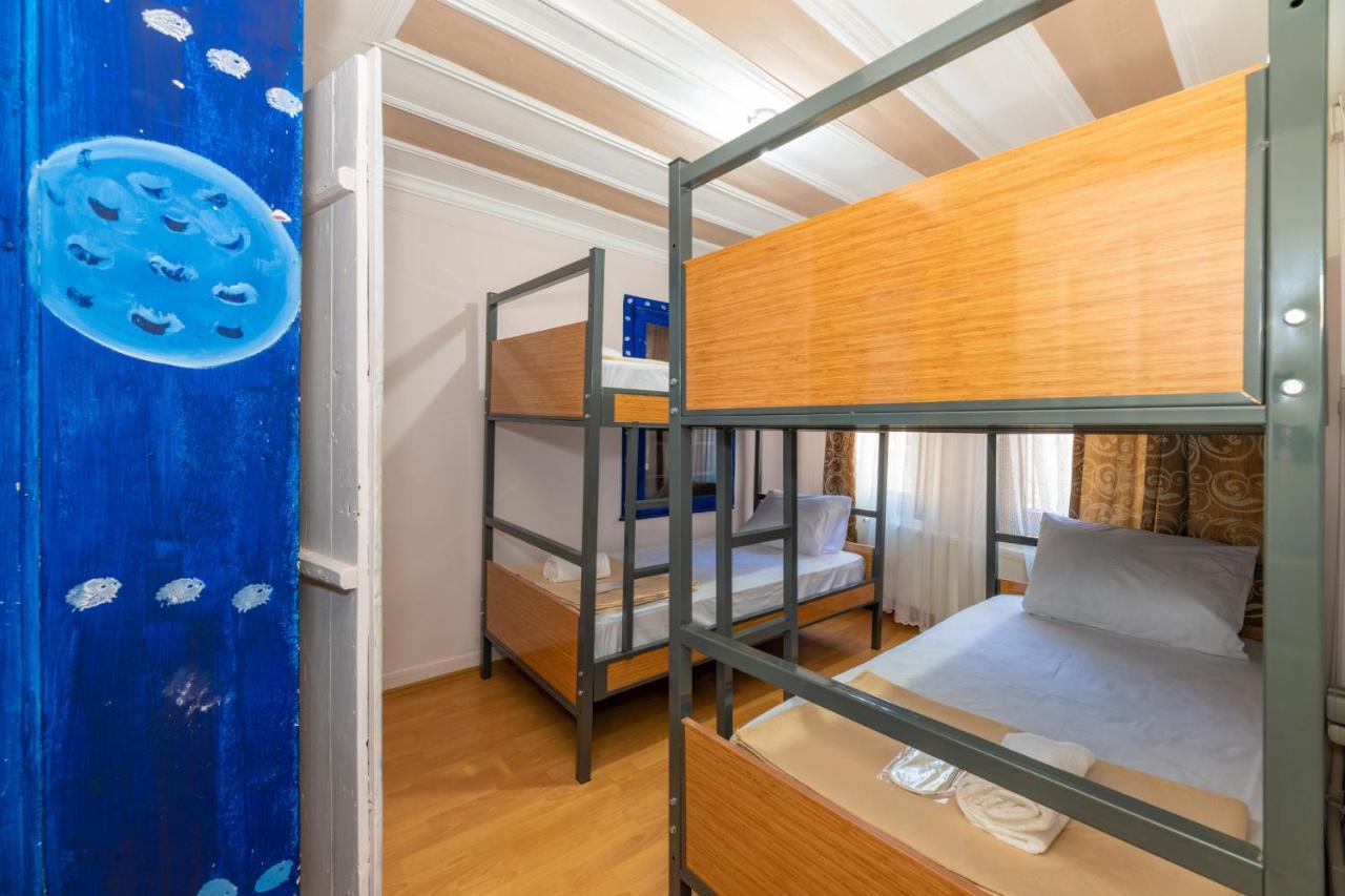 Taksim Wooden House Hostel Стамбул Экстерьер фото